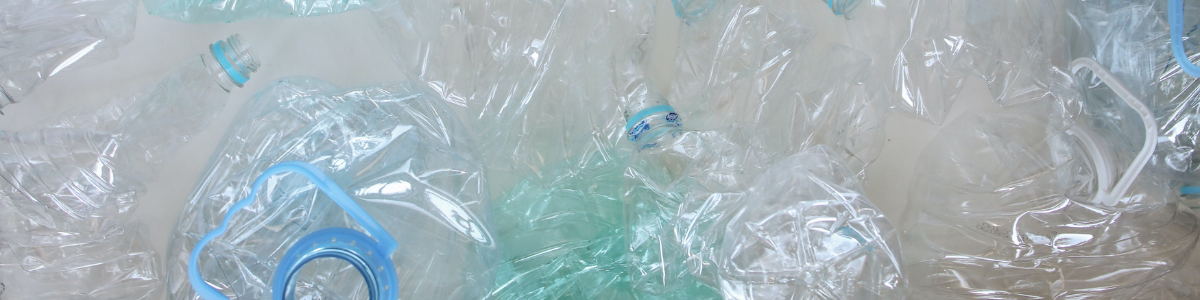 Le plastique et le microplastique ont de graves conséquences de la pollution de l'eau.
